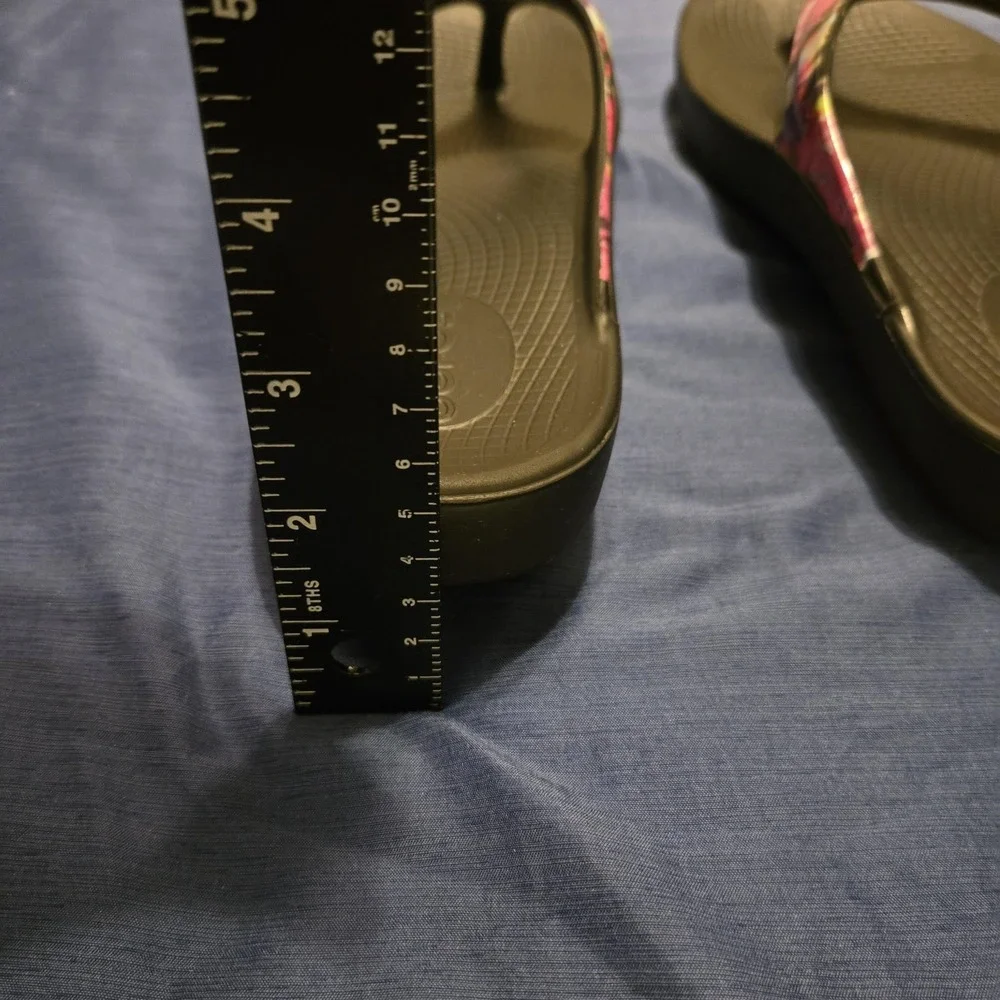 OOFOS Sandals Womens Size 7/38 Multicolor Tie Dye Flip Flop foam Comfort Summer - Picture 4 of 9